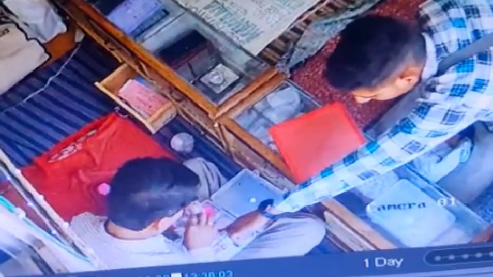 Chhatarpur: Vicious thief came as an engineer, absconded with 30 grams of gold, incident caught in CCTV