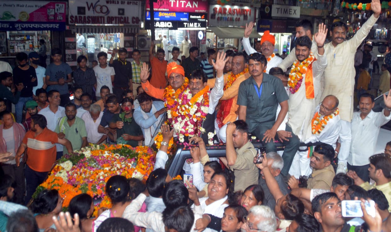 Kapil Dev returns home amid fireworks