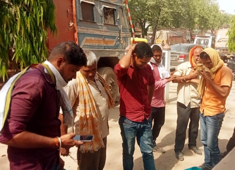 Road accident in Varanasi truck collided with trolley after tire burst khalasi died and  driver injured