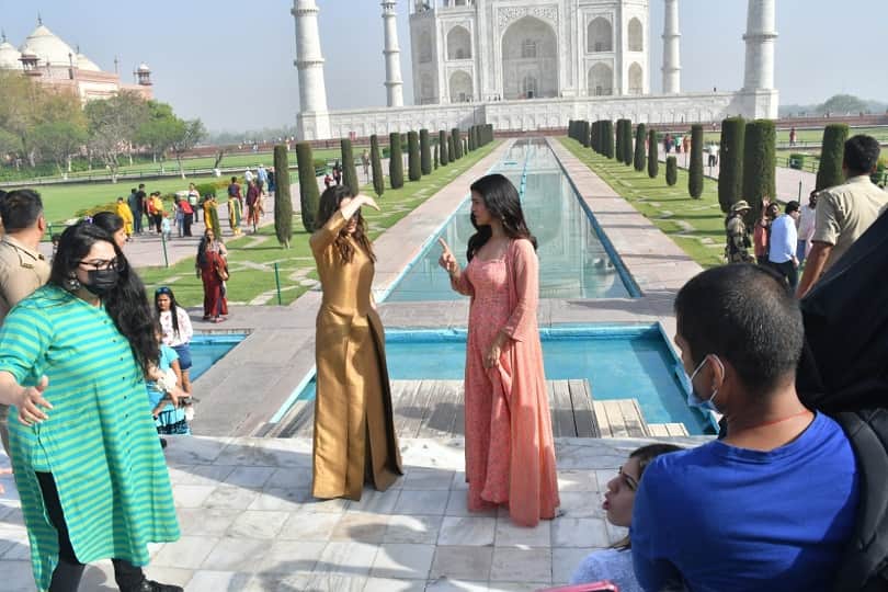 Yami Gautam and nimrat kaur Visits Taj Mahal During screening of film dasvi