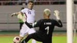 अमेरिका के क्रिश्चियन पुलिसिच (सफेद जर्सी) और कोस्टारिका के कैलोर नवास।