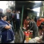 ममता बनर्जी मोमोज बनाने का तरीका सीखती हुईं