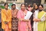शाहजहांपुर में डीएम को ज्ञापन देने जाती आशा वर्कर्स यूनियन की पदाधिकारी । संवाद