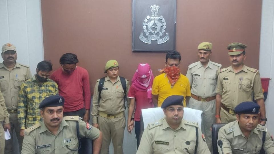four arrested including father and daughter for took gold loan on duplicate gold in Mathura