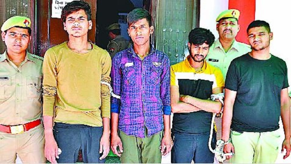 UP Police arrested four members of mobile robbery and theft gang in Agra