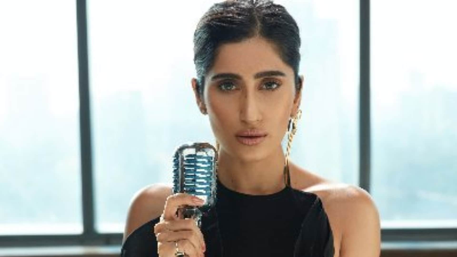 happy birthday Akasa Singh Has A Connection With Salman Khan Know Interesting facts about singer life and career