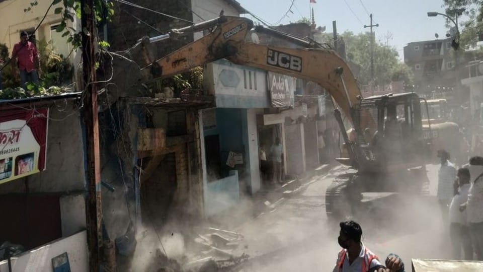 Indore: Bulldozer ran on the house of aunt who sold illegal liquor, more than a dozen crimes are registered