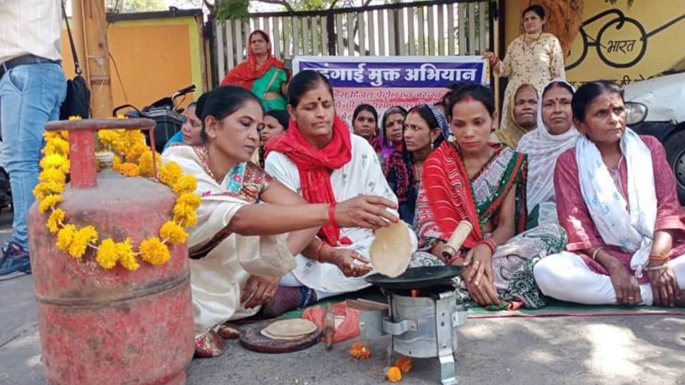 Indore: Congress came out on the streets due to rising inflation, roti made outside BJP office, raised gas cylinders on the head ..
