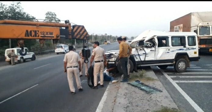 Uncontrollable car climbed on the divider, eight people injured
