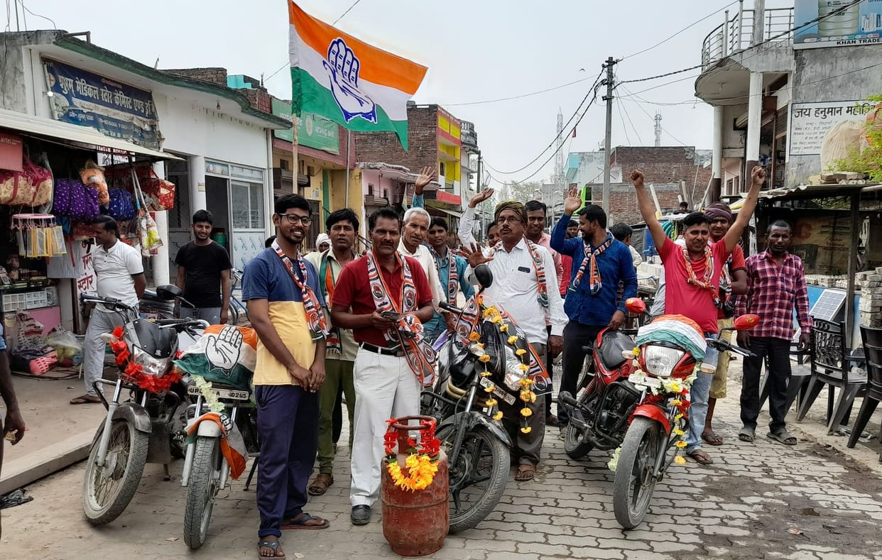 Demonstration of Congressmen in protest against the rising prices of petrol and diesel