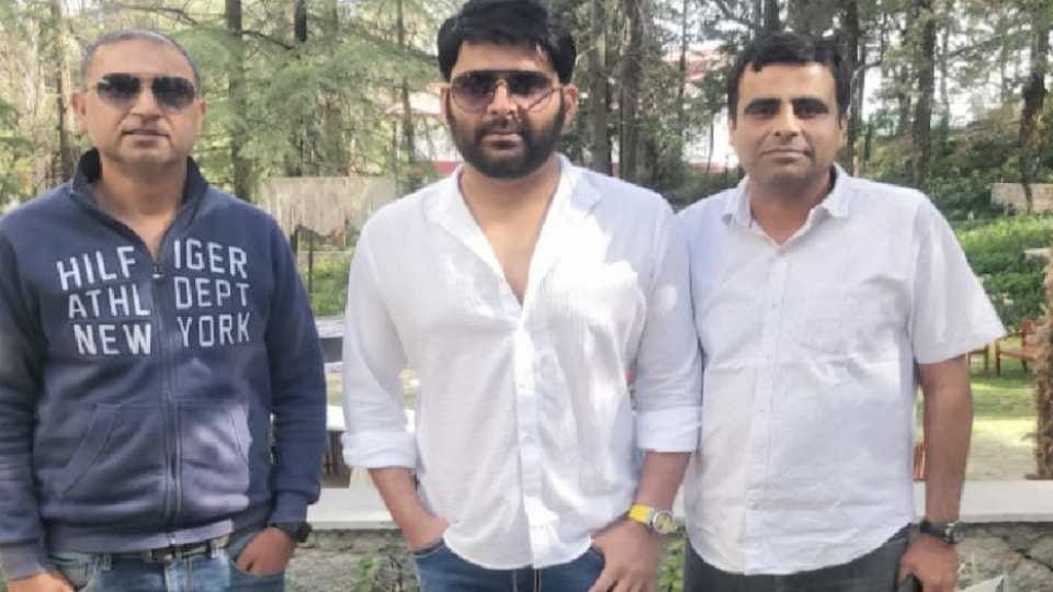 Famous comedian Kapil Sharma reached Dharamsala, posed for photos with fans