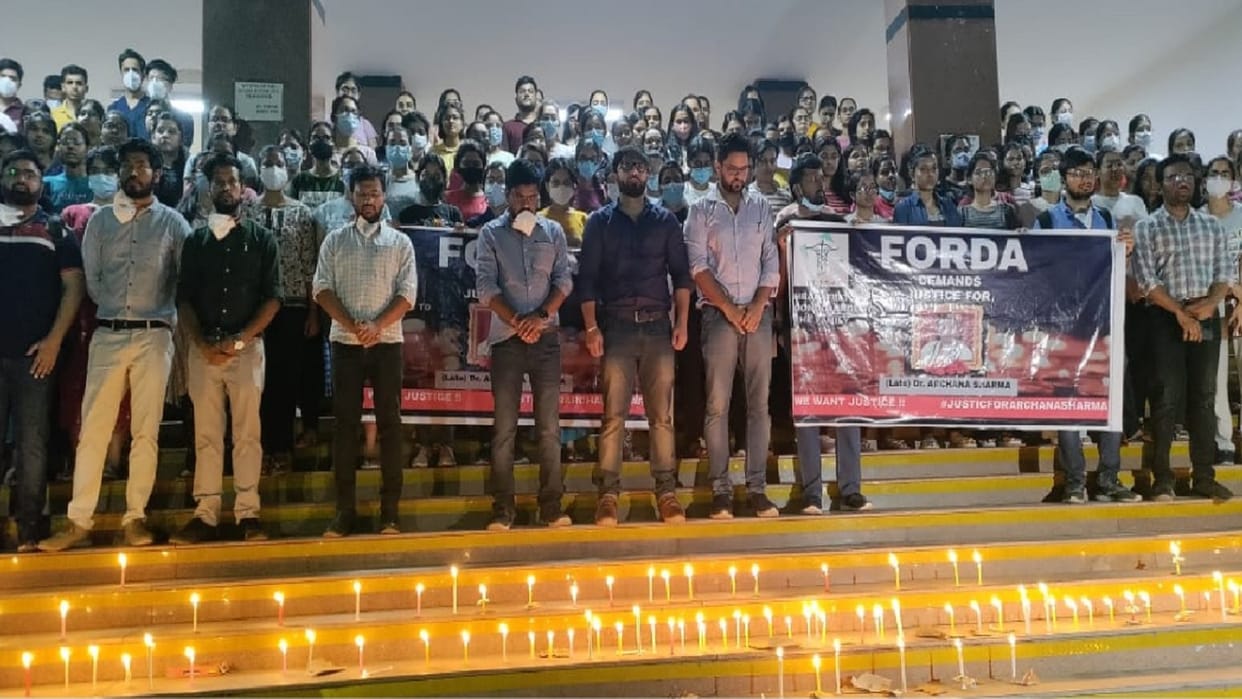Delhi: Candle march taken out in Delhi to get justice for the lady doctor of Rajasthan sloganeering