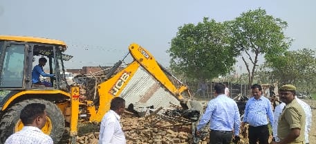 Bulldozer run on illegal encroachment, land worth 70 lakhs freed in one hour
