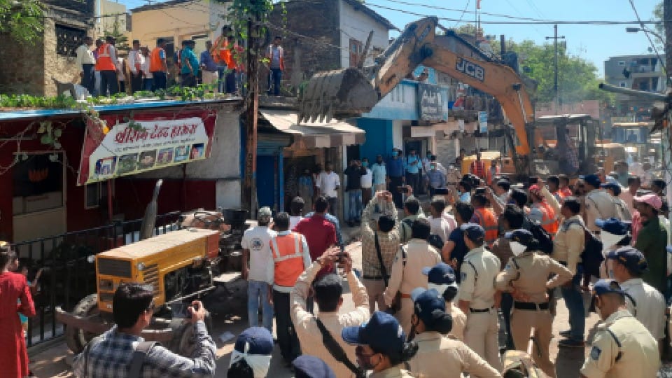 Indore: Anti mafia campaign continues, now JCB walks on the house of criminals in Badi Gwaltoli and Vinoba Nagar