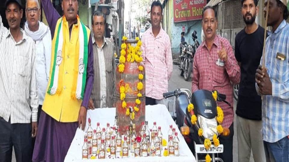 Indore: Congress came out on the streets due to rising inflation, roti made outside BJP office, raised gas cylinders on the head ..