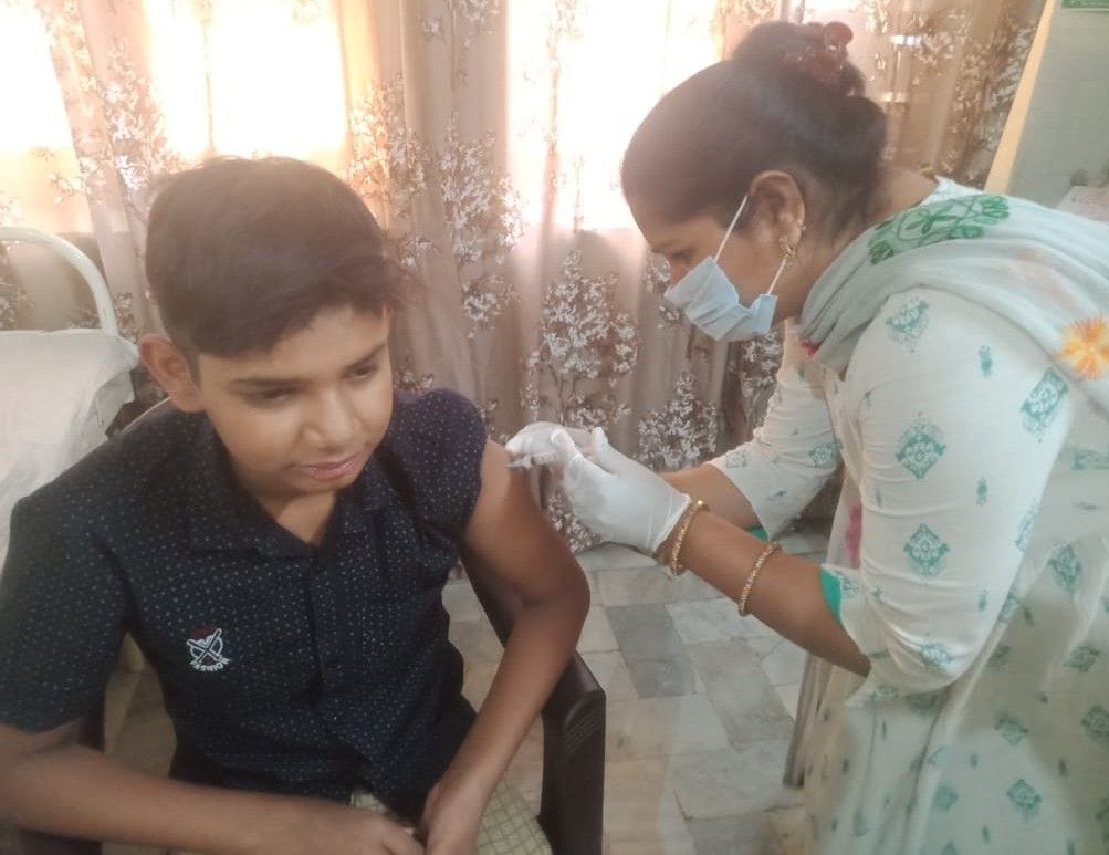 Hathras: Parents are encouraging children for vaccination