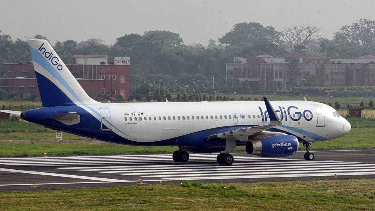 IndiGo airlines announced to raise salary of its pilots by 8 percent in view of continuous steady flight operations news in Hindi
