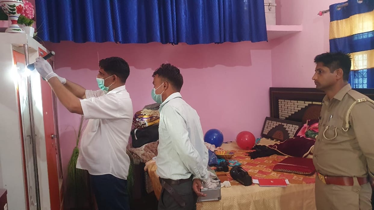 Amroha: Theft of 10 lakhs in the houses of jaggery trader and farmer in Bora-Bori village police engaged in investigation