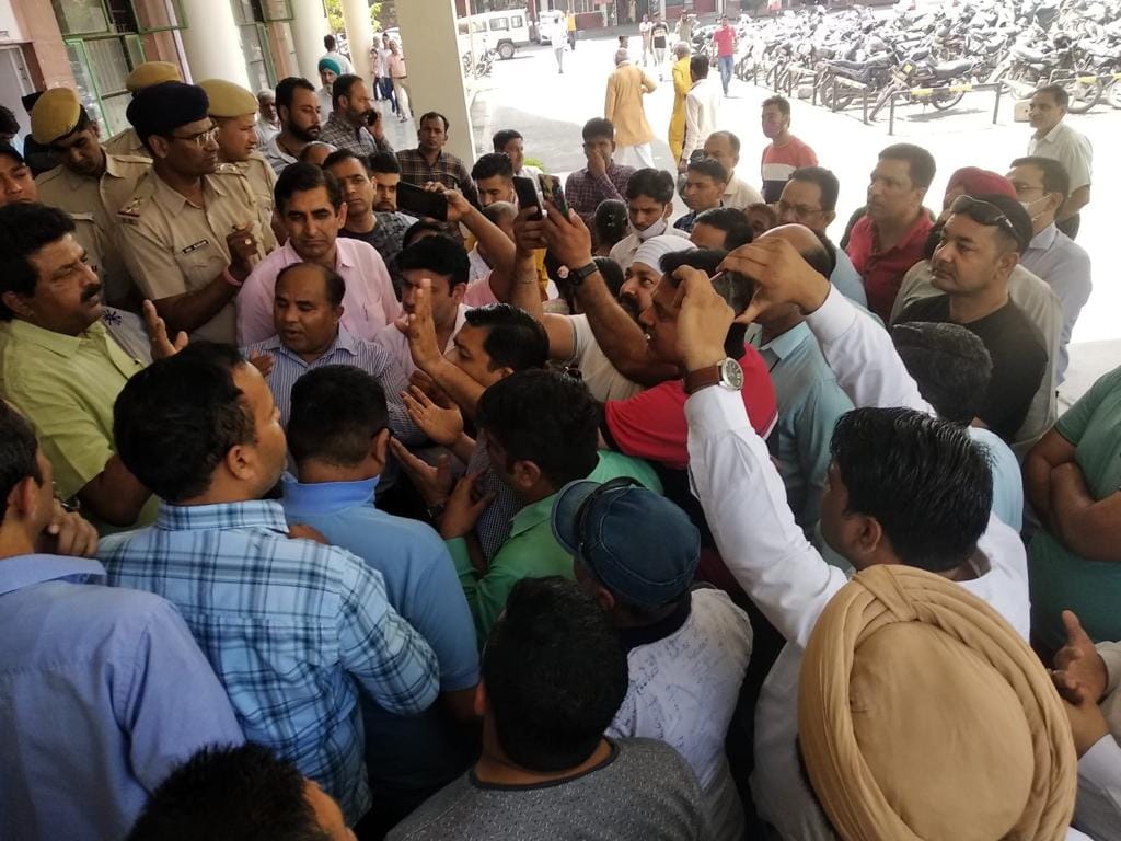 Parents surrounded the District Education Officer, Kurukshetra