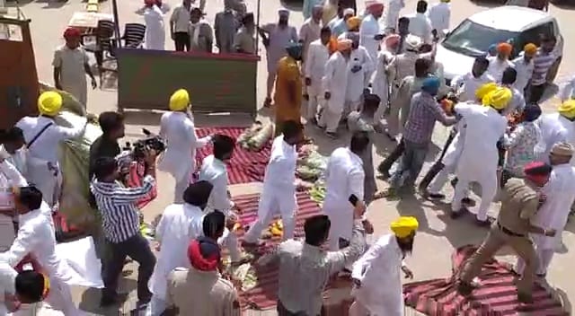 By breaking the gate of the truck union, aam aadmi party worker entered, walked-brick-stone
