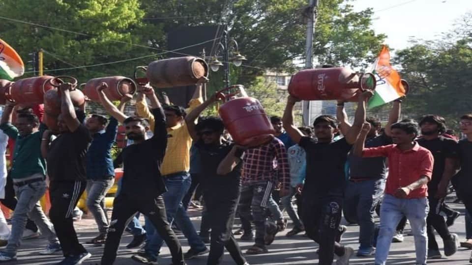 Indore: Congress came out on the streets due to rising inflation, roti made outside BJP office, raised gas cylinders on the head ..