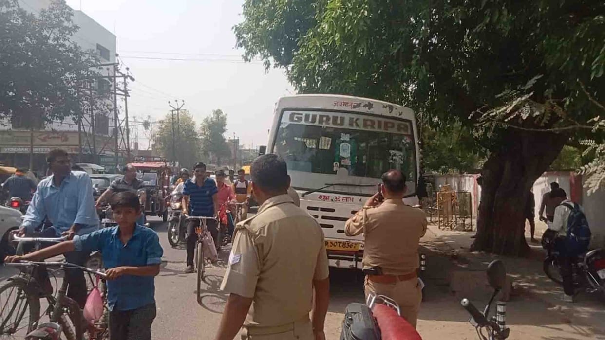 road accident in hardoi, Health worker died