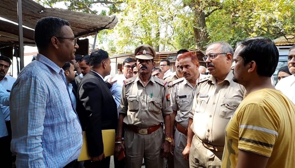 Scuffle with advocate in food department