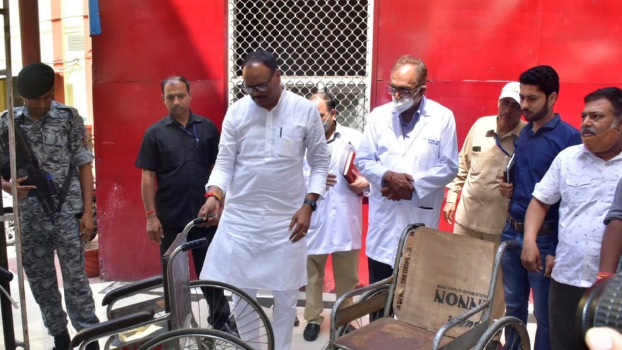 Lucknow: Deputy CM found a broken wheelchair-stretcher in the hospital, set up a class of officers, instructions to improve the system