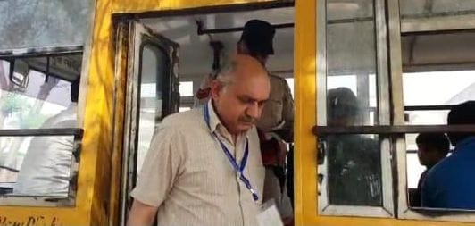 The youths were climbing the walls, making slips in the school bus, the elderly up to 70 years old, so the exam was canceled