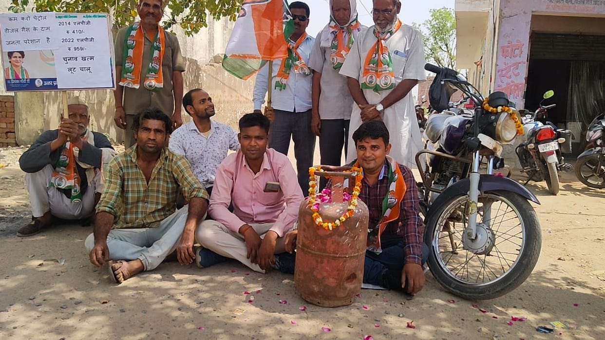 Hathras: Congressmen staged a sit-in protest against inflation