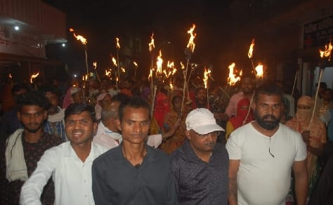 Sanitation workers kept from contract and outsourced took out torch procession