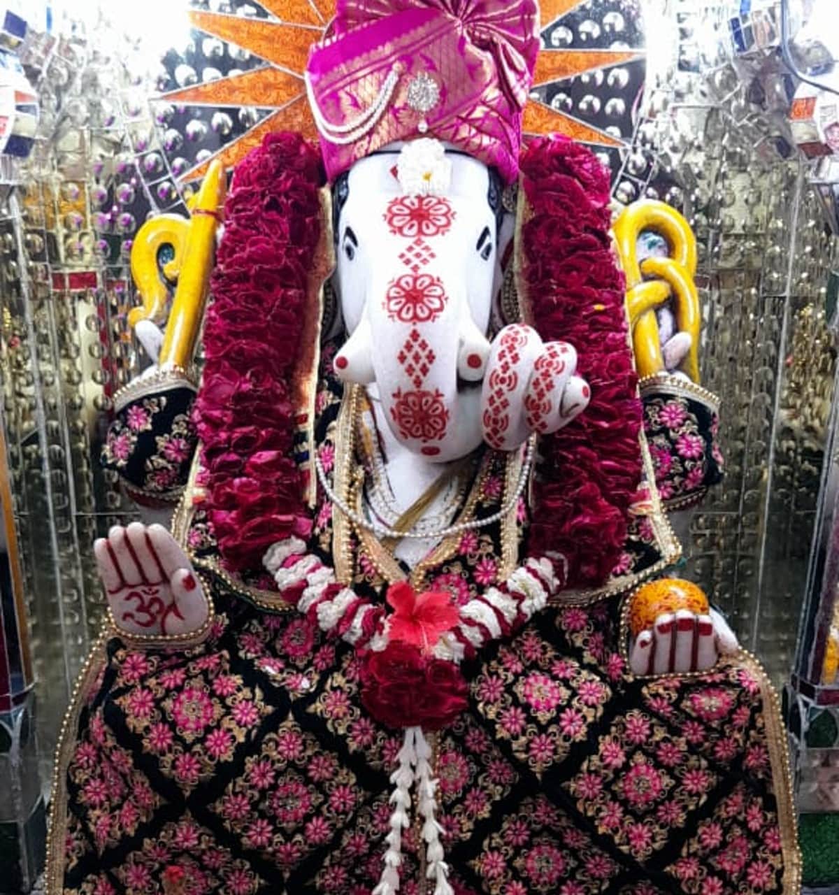 Indore: Tula corporation on demolishing two hundred years old Chhota Ganpati temple, the question is whether widening can not be done without breaking...