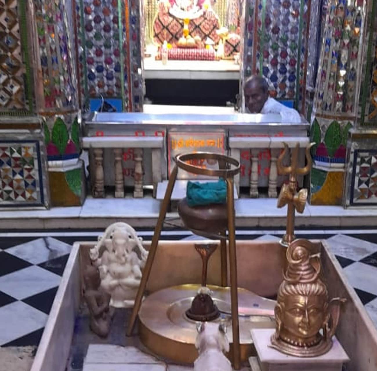 Indore: Tula corporation on demolishing two hundred years old Chhota Ganpati temple, the question is whether widening can not be done without breaking...