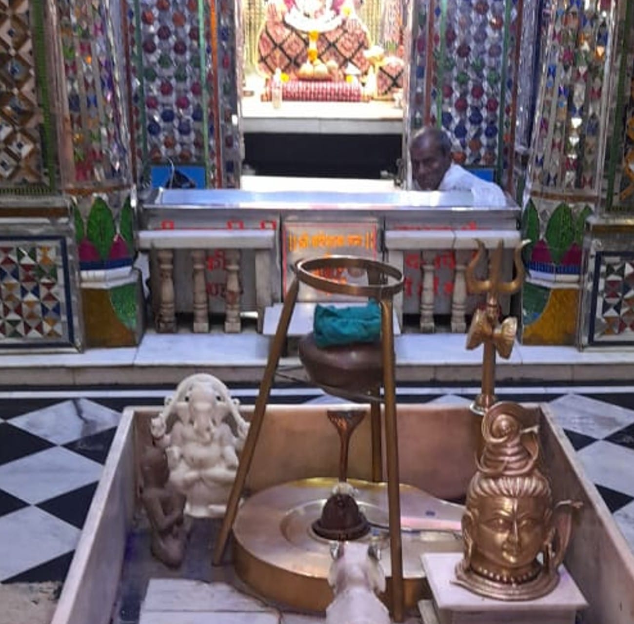 Astro Remedies Do These Secret Upay Near Shivling to Get Money Happiness and Prosperity