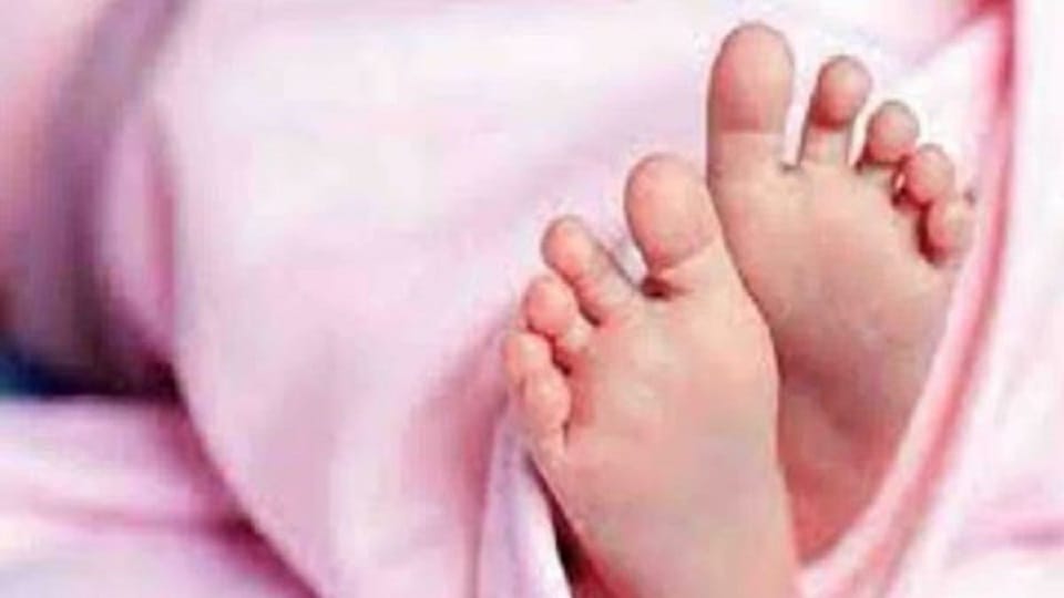 newborn died fell from doctor hand during delivery in mathura