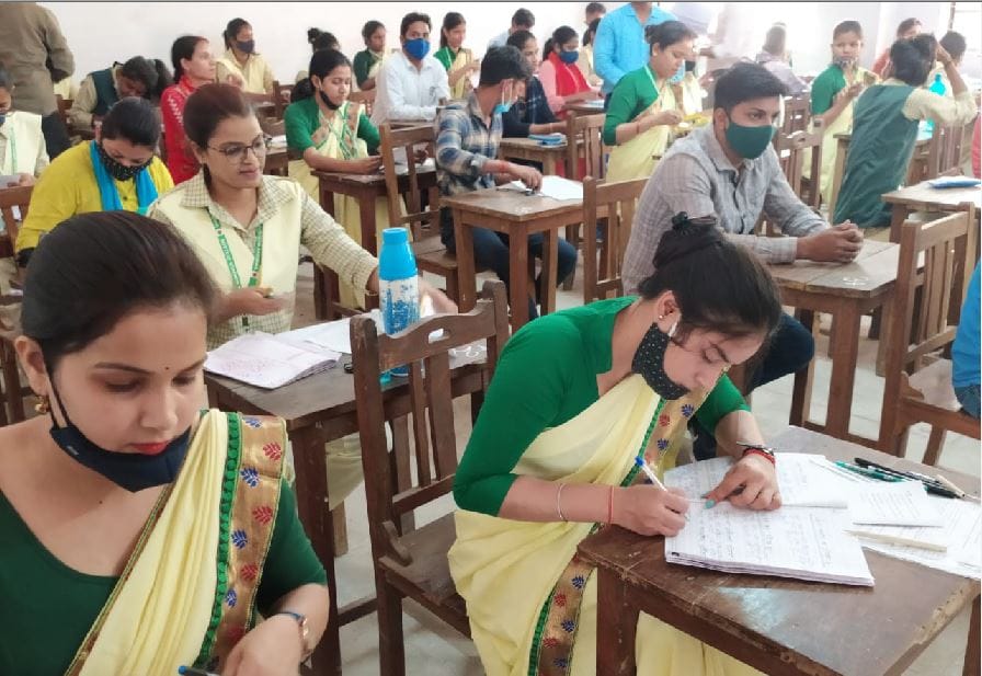 Kashi Vidyapith 1st Semester Exam Flyer team caught  copycat in Mirzapur