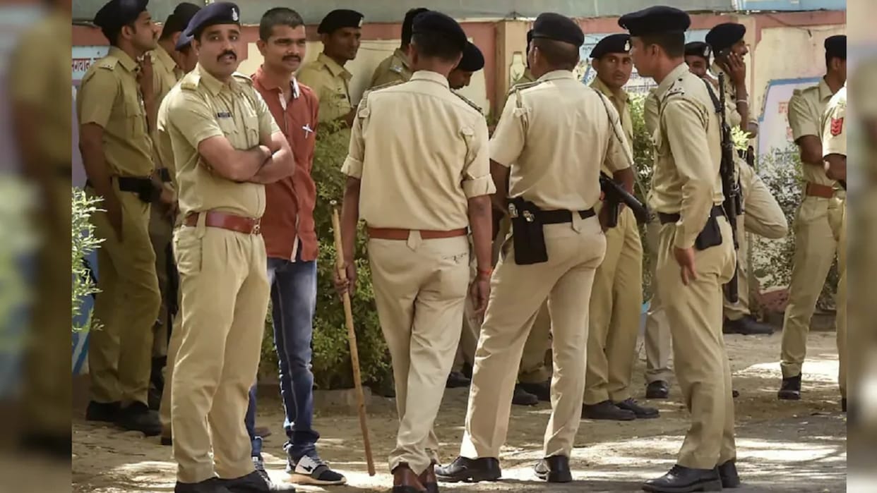 Intelligence report: Indore cops sleep at home during night patrol, setting wireless for night duty