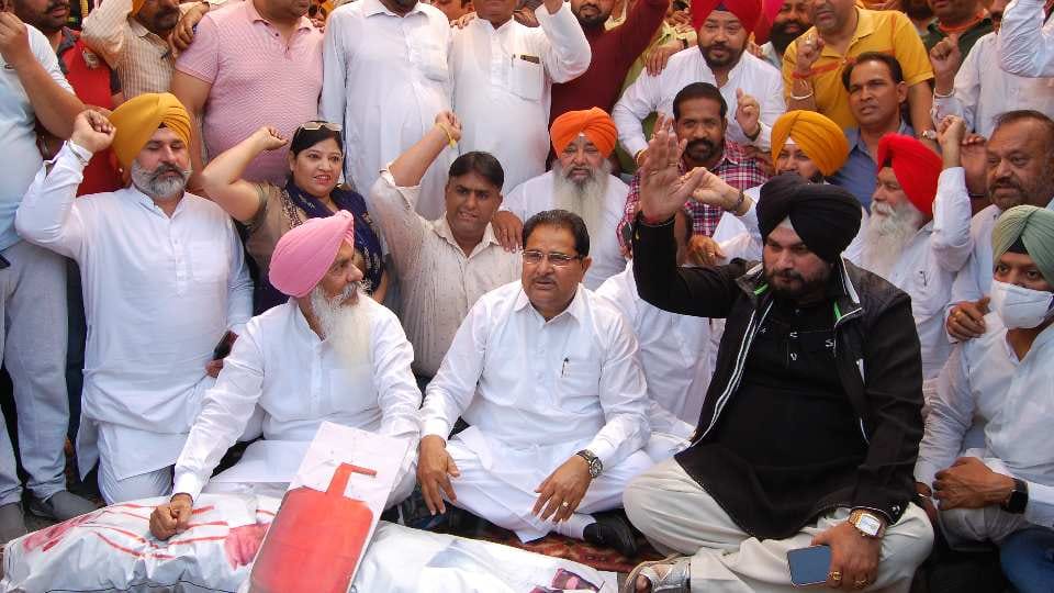 Navjot Singh Sidhu demonstrated in Amritsar against inflation