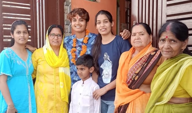 Cricketer Meghna returned home with a warm welcome