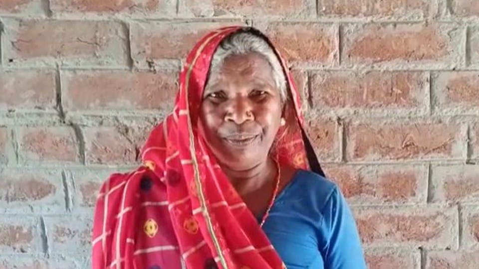 woman wearing red sari stopped the train after who  seeing the broken track in etah