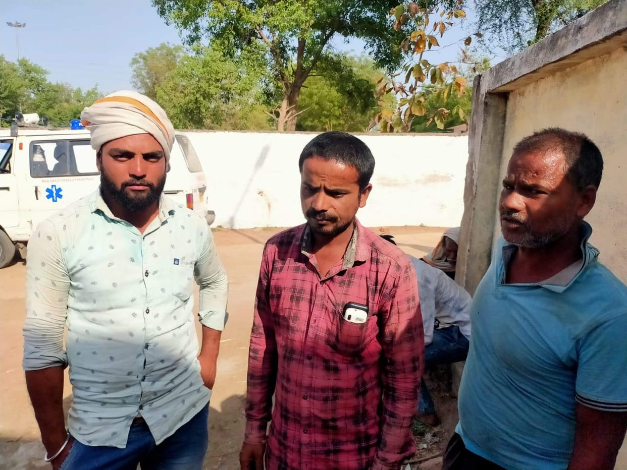 khet par latka mila sav