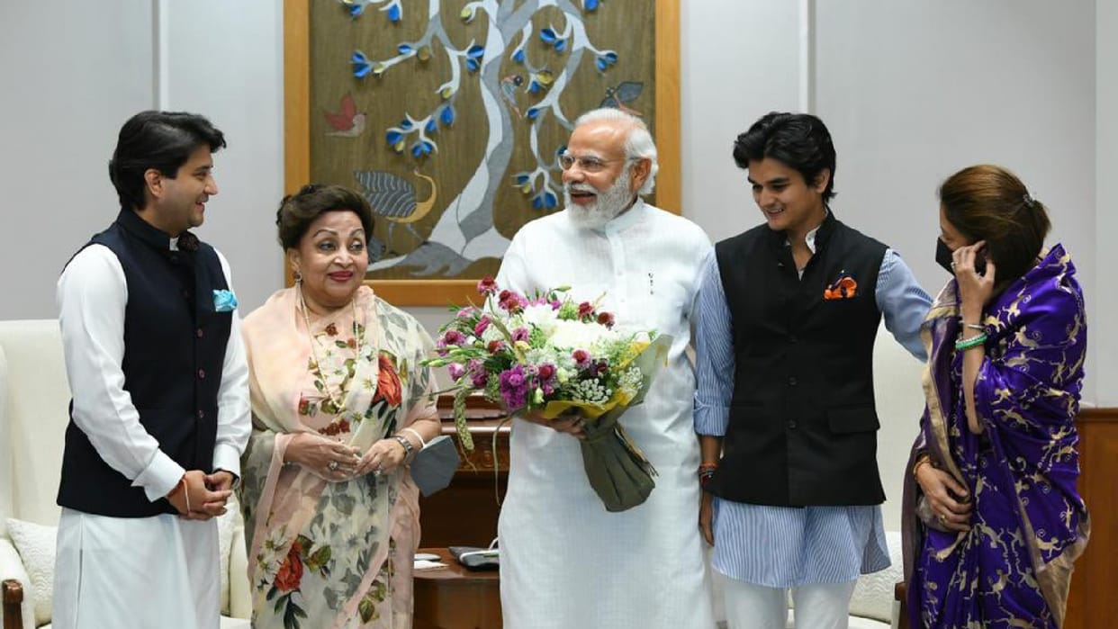 Madhya Pradesh: Jyotiraditya Scindia met Prime Minister Modi with family, discussed in political corridors