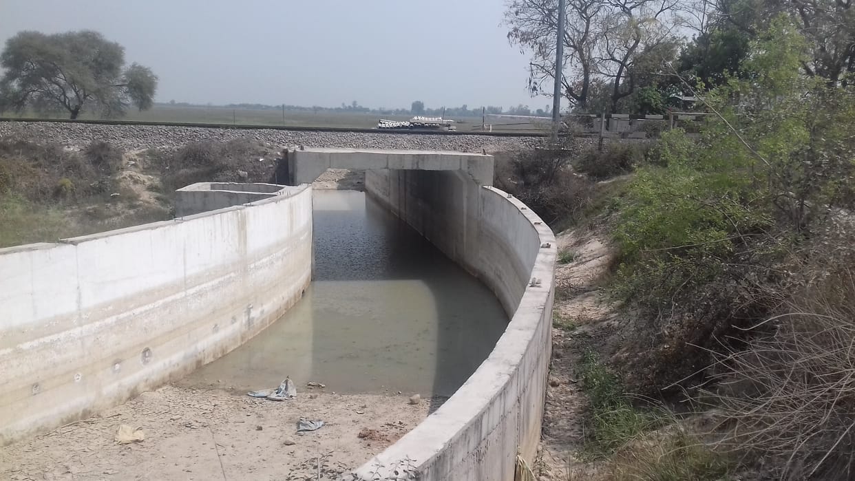 Water filled in the underpass in summer, how people go