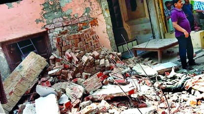 Labourers who were breaking the barja of old house fell to the ground, two killed after being buried in the debris