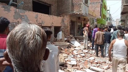 Labourers who were breaking the barja of old house fell to the ground, two killed after being buried in the debris