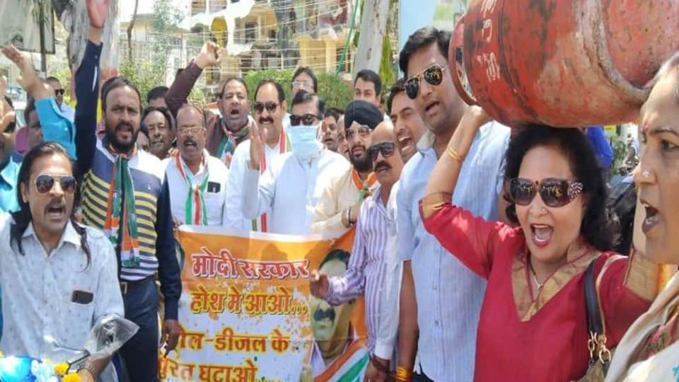 Indore: Congress came out on the streets due to rising inflation, roti made outside BJP office, raised gas cylinders on the head ..