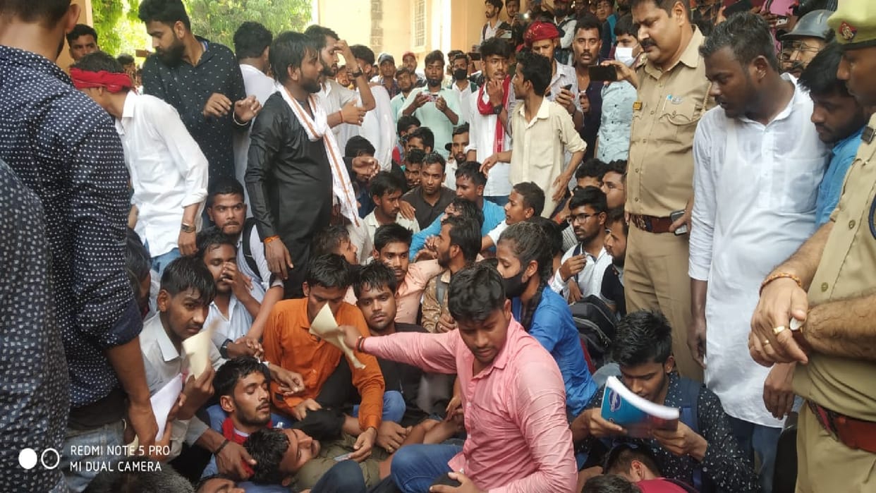 Labourers who were breaking the barja of old house fell to the ground, two killed after being buried in the debris
