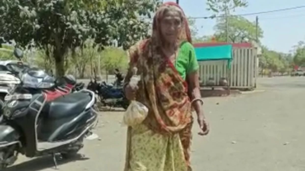 Crying story of 70-year-old old woman: sons snatched land, pension, jewelry, daughter-in-law beats for asking for food