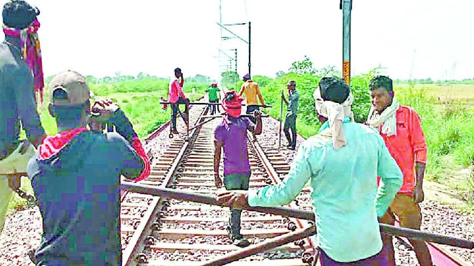 woman wearing red sari stopped the train after who  seeing the broken track in etah