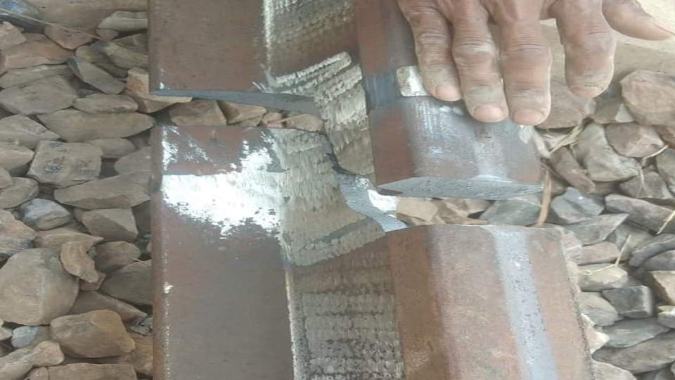 woman wearing red sari stopped the train after who  seeing the broken track in etah
